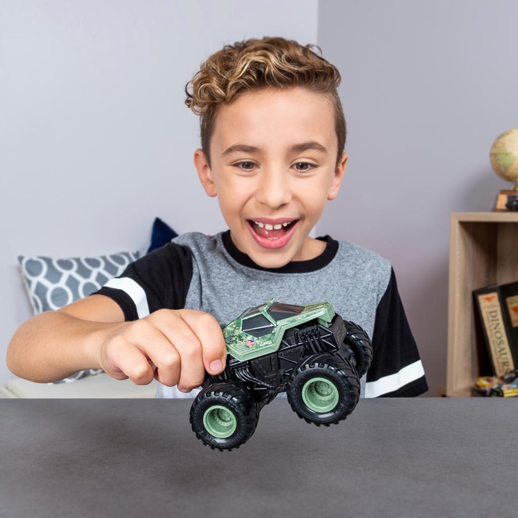 Spin Master Monster Jam Monster Jam, Official Soldier Fortune Rev 'N Roar Monster Truck, 143